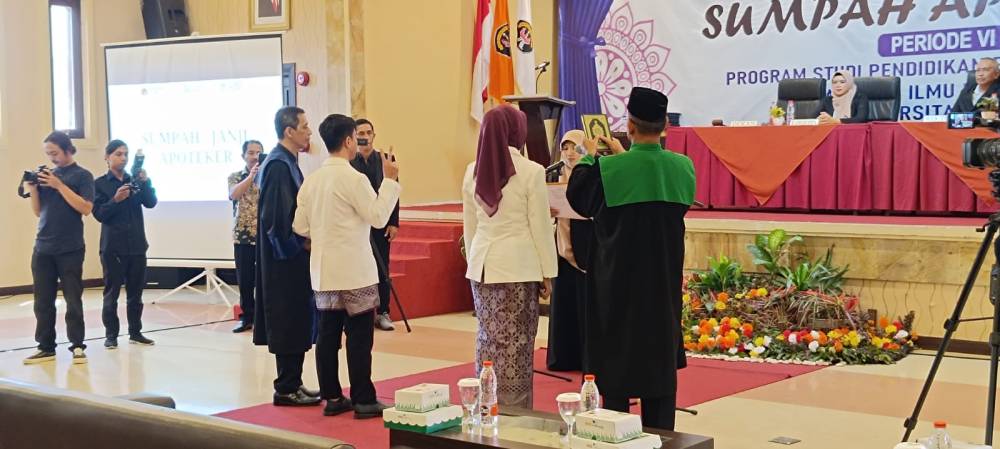 Pelaksanaan Sumpah Profesi Apoteker Universitas Kadiri Tahun 2025