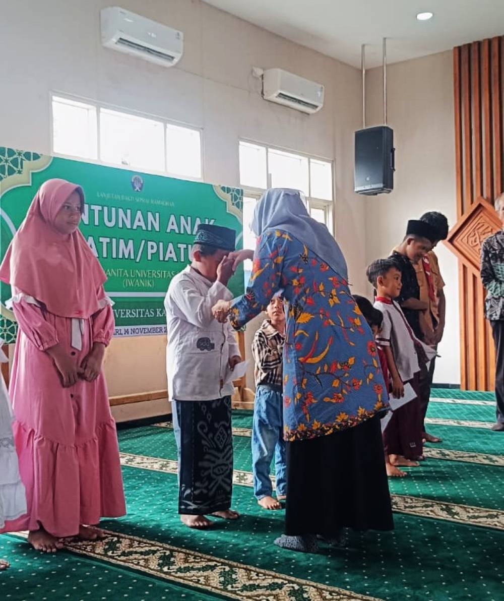 IWANIK Universitas Kadiri Lanjutkan Bakti Sosial Ramadhan Santunan Anak Yatim/Piatu di Masjid Nurul Ilmi